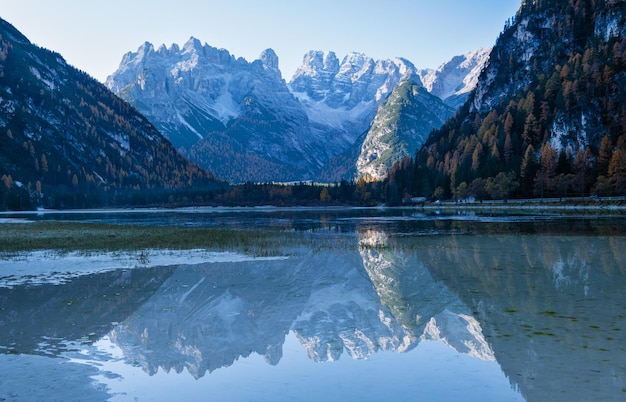 Herbst friedlicher Alpensee Dürrensee oder Lago di Landro Schneebedeckte Cristallo-Felsgebirgsgruppe hinter den Dolomiten Italien Europa Saison- und Naturschönheitskonzept Menschen und Autos nicht erkennbar