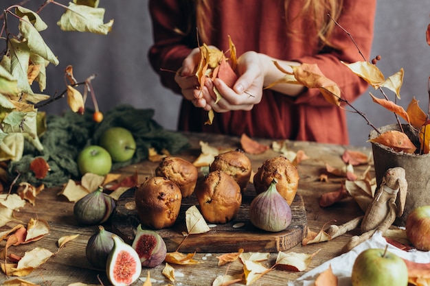 Herbst hausgemachte Kuchen - Muffins mit Fruchtfüllung in einer Holzschale.