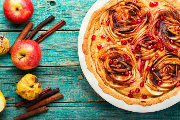 Herbst hausgemachter Kuchen oder Kuchen mit Äpfeln.