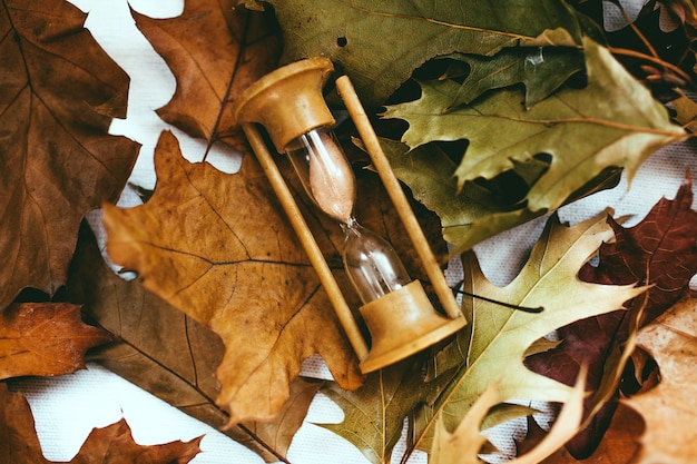 Herbst Hintergrund und Vintage Uhr