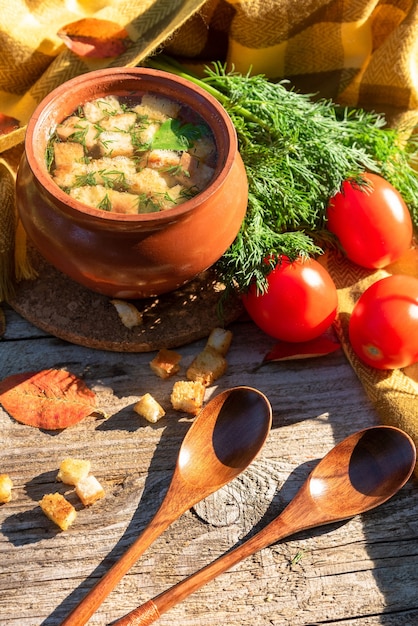 Herbst Hühnersuppe mit Croutons und Gemüse.