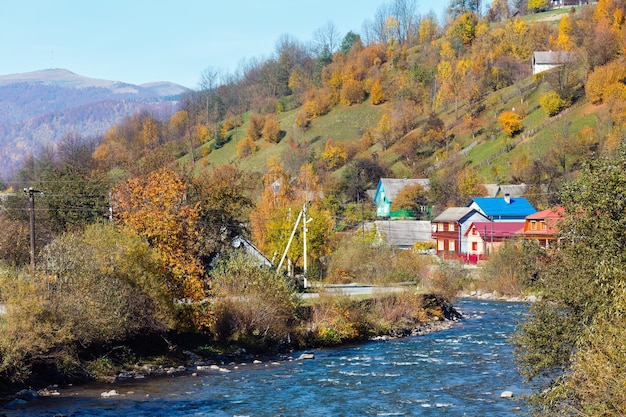 Herbst-Karpaten-Gebirgsfluss Ukraine