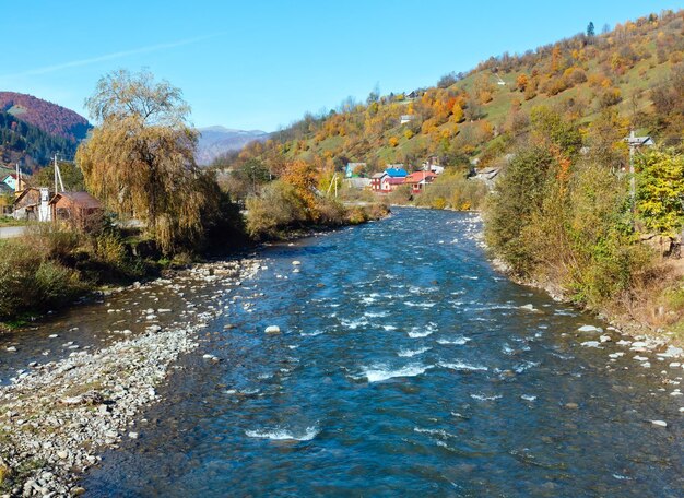 Herbst-Karpaten-Gebirgsfluss Ukraine