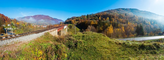 Herbst Karpaten und Eisenbahnbrücke Ukraine