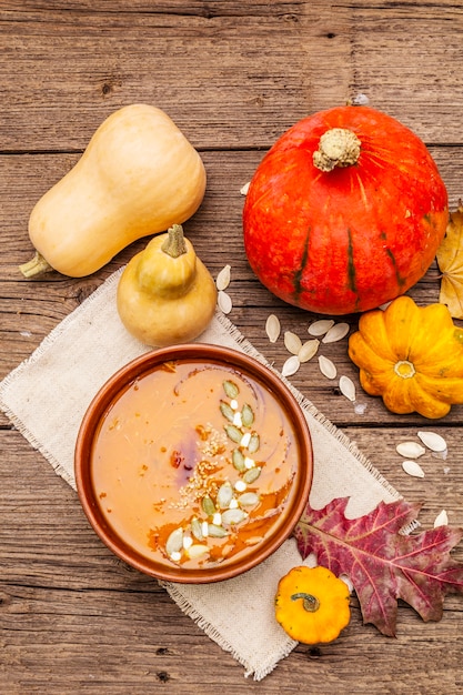 Herbst Kürbiscremesuppe. Traditionelle Zutaten, gesundes Lebensmittelkonzept.