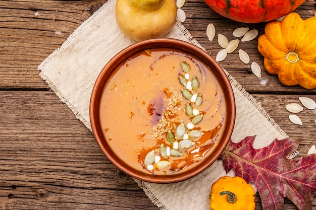 Herbst Kürbiscremesuppe. Traditionelle Zutaten, gesundes Lebensmittelkonzept.