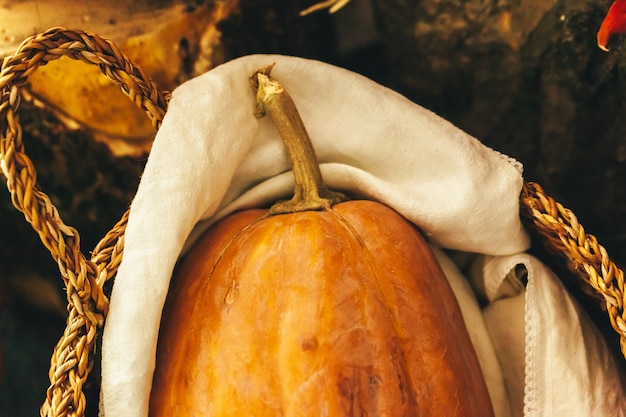 Foto herbst mit kürbis nah oben auf tabelle