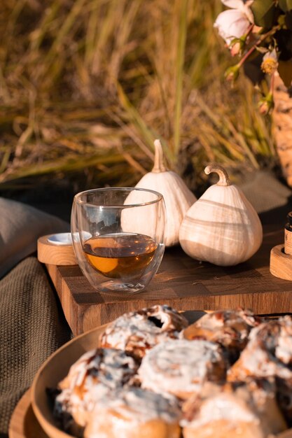 Foto herbst-picknick-tisch für das mittagessen im herbst-natur-picknick vorbereitet. ernte-herbst-mittagessen-tee-set. treffen im freien