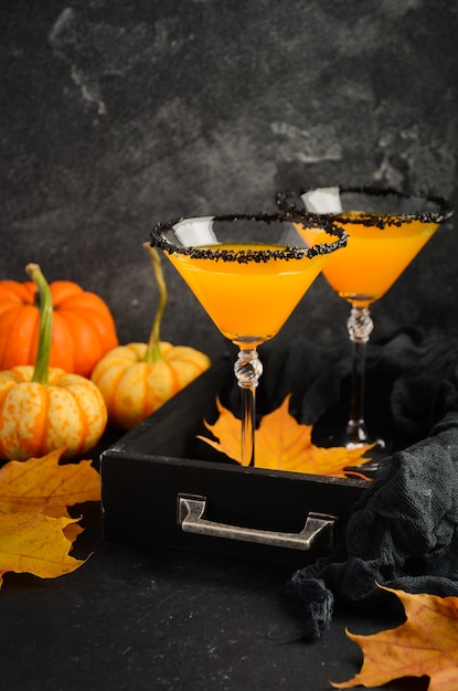 Herbst-Saisoncocktail Kürbis Martini oder Pumpkintini mit schwarzem Salzrand