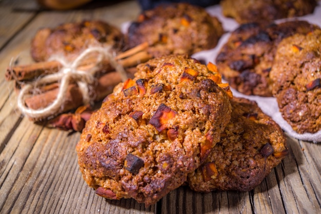 Herbst-Snickerdoodle-Stil-Kürbis-Haferflocken-Kekse, Halloween-Danksagung, Herbstbacken, gemütliches Backen auf Holzhintergrund