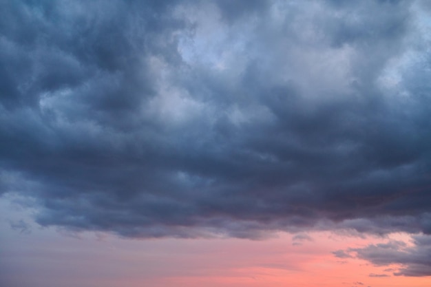 Herbst Sonnenuntergang oder Sonnenaufgang dunkler dramatischer Himmel