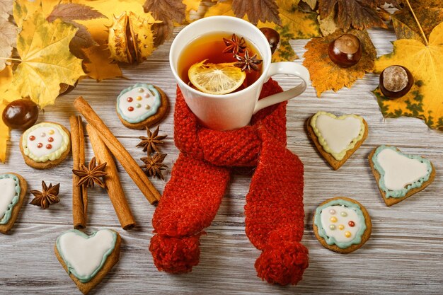 Herbst-Tasse Tee mit Lebkuchen