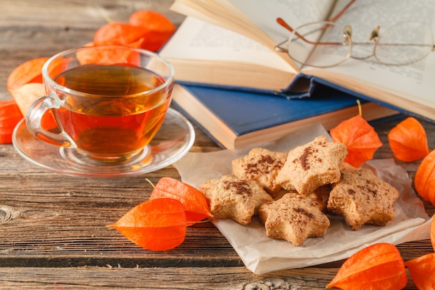 Herbst. Tasse Tee und Kekse in Form der Blätter.