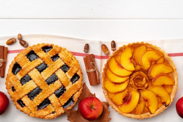 Herbst Thanksgiving Pies auf weißem Holzbrett