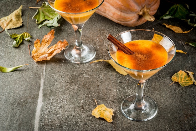 Herbst- und Wintergetränke. Thanksgiving- und Halloween-Cocktails.