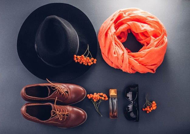 Herbst weibliches Outfit. Set von Kleidung, Schuhen und Accessoires. Kopieren