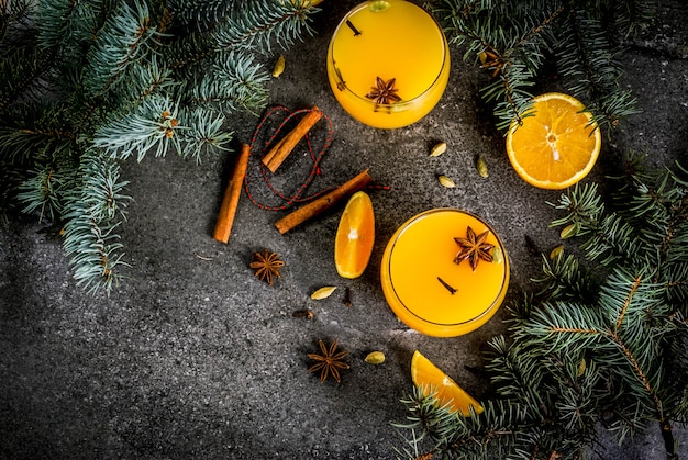 Herbst, Wintercocktails, heißer und würziger Winterorangenpunsch