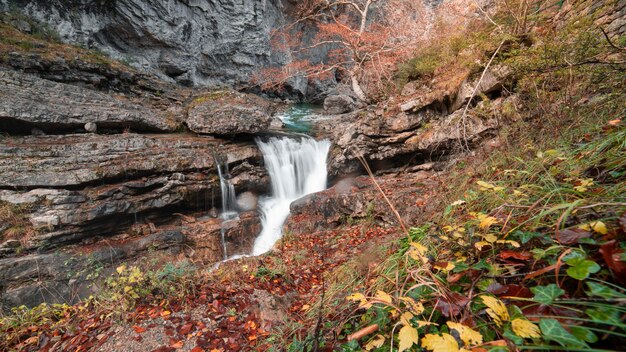 Herbstansicht in der Aisclo-Schlucht im Naturpark Ordesa y Monte Perdido mit dem Rio Bellos