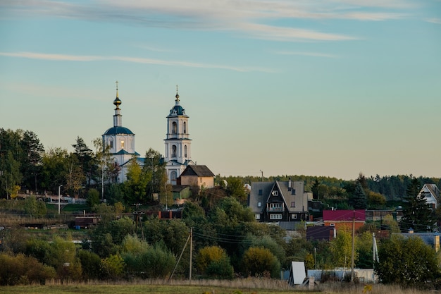 Herbstansicht von Borovsk bei Sonnenuntergang, Kaluga-Region, Russland.