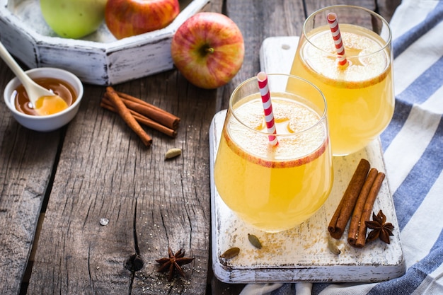 Herbstapfelweincocktail mit Gewürzen und Apfelscheiben. Selektiver Fokus.