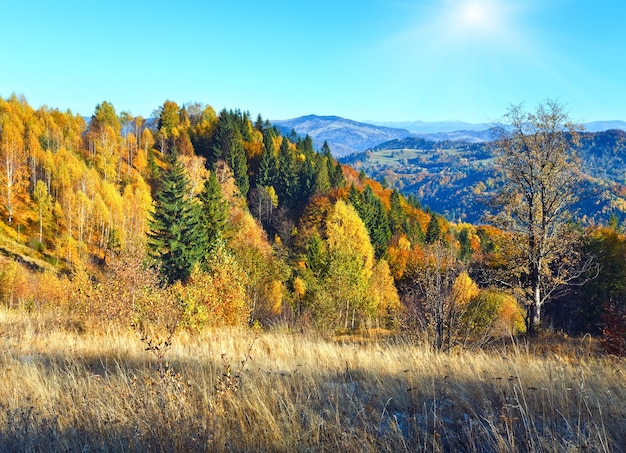 Herbstberg Nimchich Pass und bunte Bäume auf dem Hügel