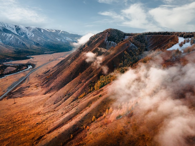 Herbstberge mit Wolken bei Sonnenuntergang in Altai Russland