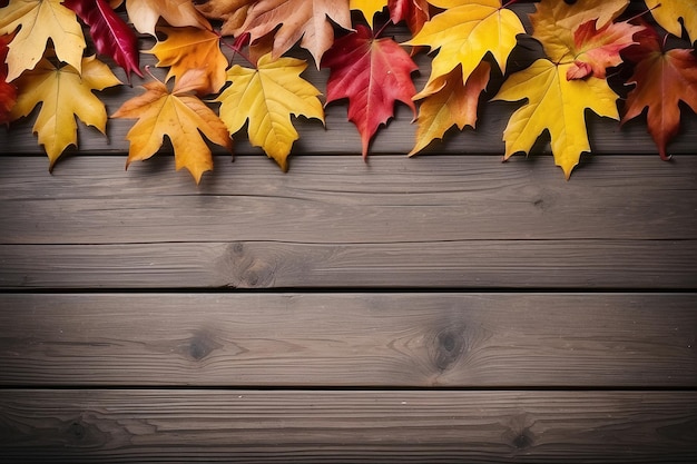 Herbstblätter auf hölzernem Hintergrund mit Kopierplatz