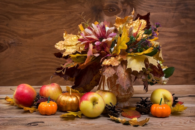 Foto herbstblätter bouquet, kürbisse und äpfel,