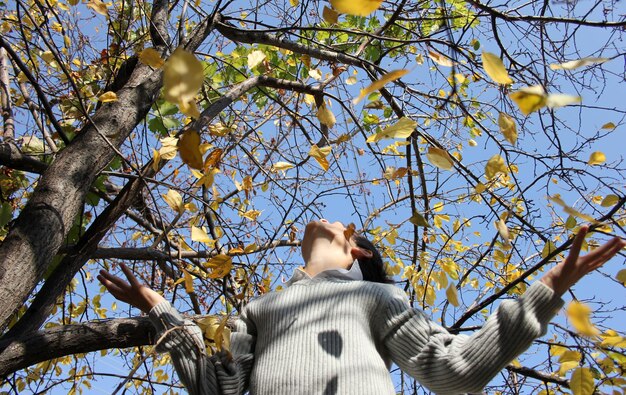 Herbstblätter und Kind