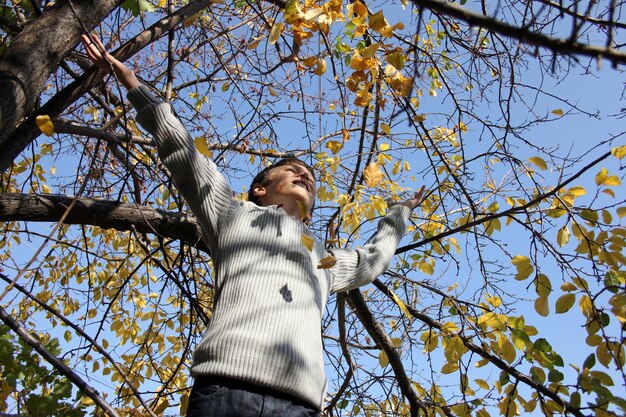 Herbstblätter und Kind