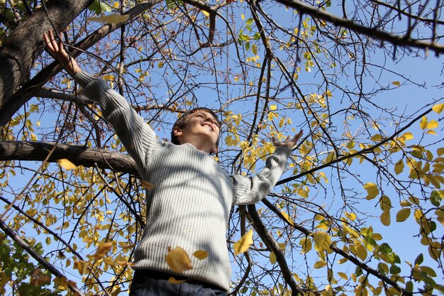 Herbstblätter und Kind