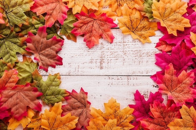 Herbstblatt auf hölzernem Beschaffenheitsboden der alten weißen Weinlese