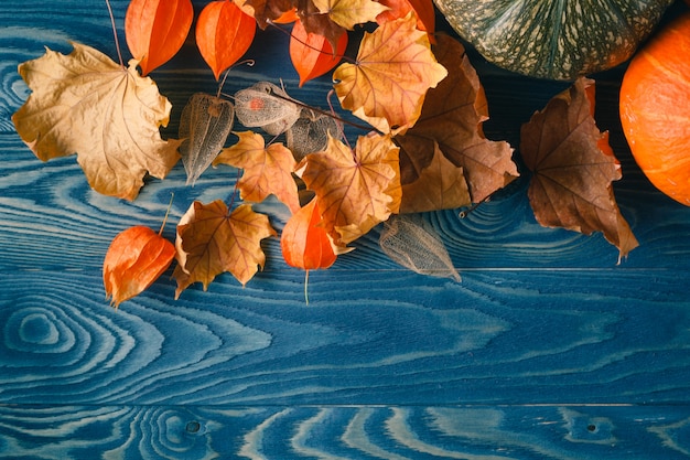 Herbstblatt Backgound auf blauem Holztisch