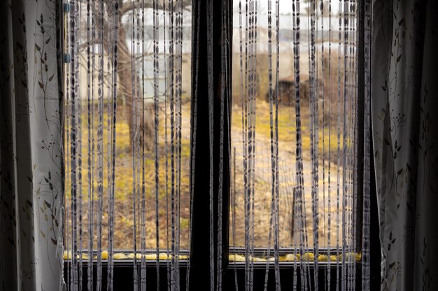 Foto herbstblick aus dem fenster des zimmers