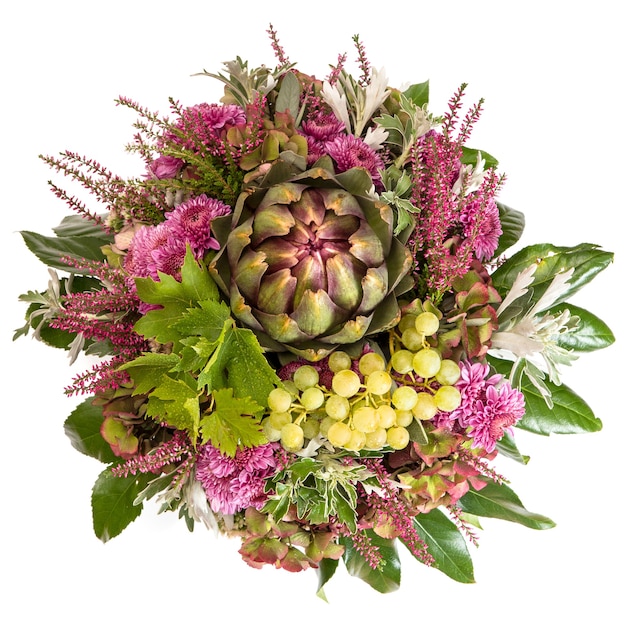 Herbstblumenstrauß. Artischocke, Trauben und Chrysanthemen-Blumen-Arrangement