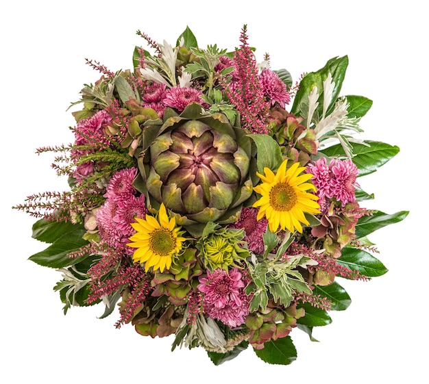 Herbstblumenstrauß. Blumenarrangement mit Sonnenblumen, Chrysantheme, Artischocke