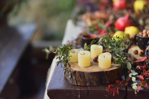 Herbstdeko im rustikalen Stil in warmen Farben mit Herbstfloristik