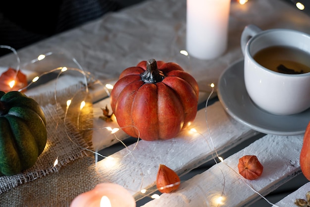 Herbstdekor aus Kürbissen und Kerzen im Oktober Idee für Halloween