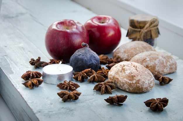 Herbstdekorationen. äpfel, anis, kerzen