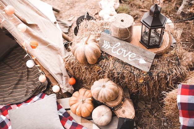 Herbstdekorationen mit Kürbissen und Kerzen.