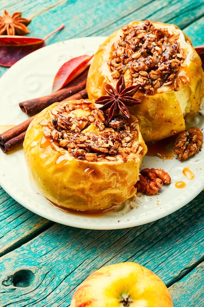 Herbstdessert, Bratäpfel mit Müsli und Nüssen.