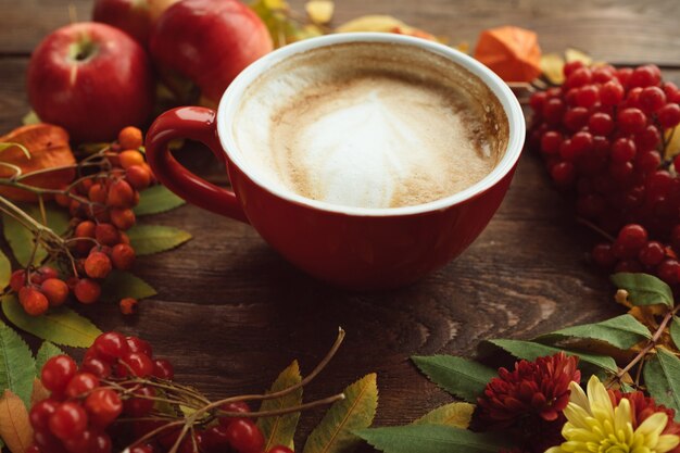 Herbsternte. Herbstlaub und Beeren Sortimentswand. Heißgetränkekonzept