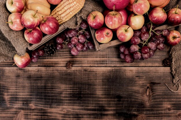 Herbsternte und Herbstsaison mit Obst und Gemüse