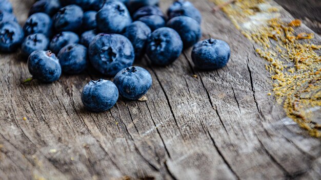 Herbsternte von Blaubeeren im Garten, liegen auf einem alten Brett.