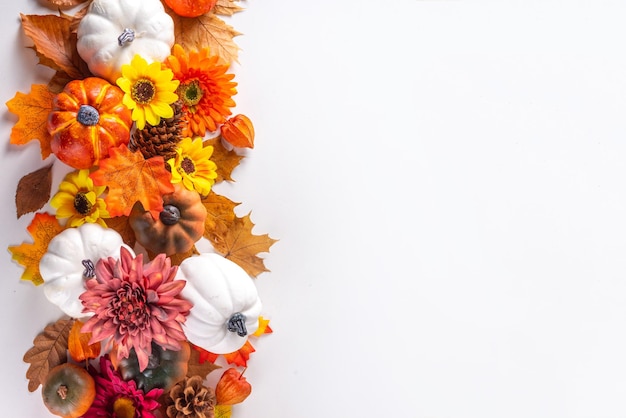 Herbstferien und Verkaufshintergrund. Grußkarte zum Erntedankfest. Bunte Kürbisse, Herbstblätter und Blumen, Eichelkegel-Dekor auf weißem Hintergrund, Draufsicht, Kopierraum