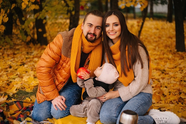 Herbstfotosession im Park. Glückliche Familie.