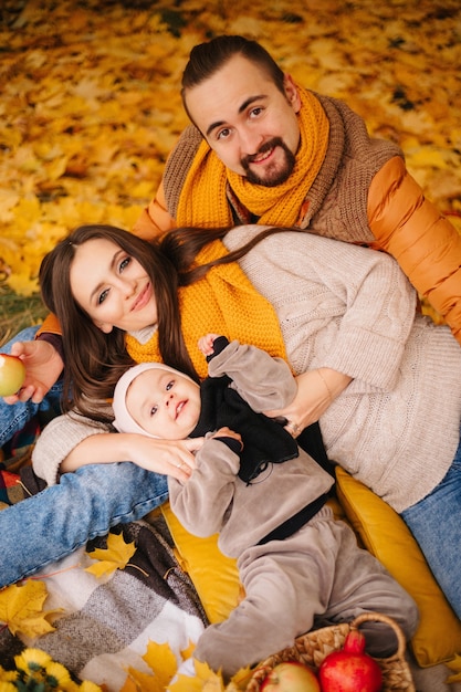 Herbstfotosession im Park. Glückliche Familie.