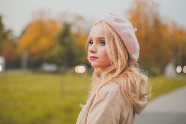 Herbstfrau im Berett im Freien Porträt