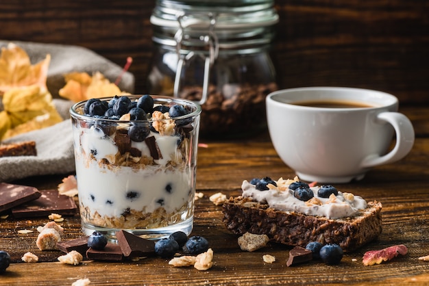 Herbstfrühstück mit frischer Blaubeere