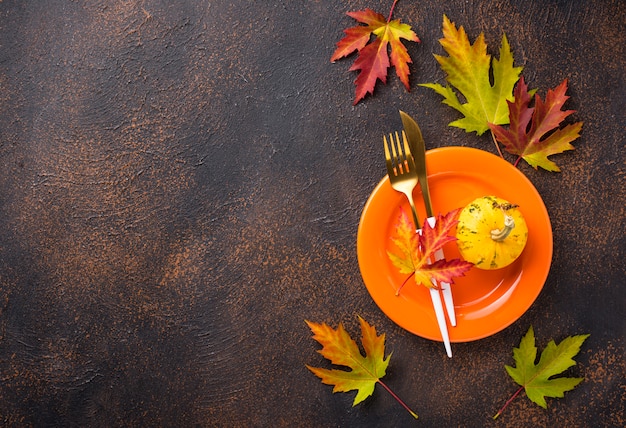 Herbstgedeck mit Blättern